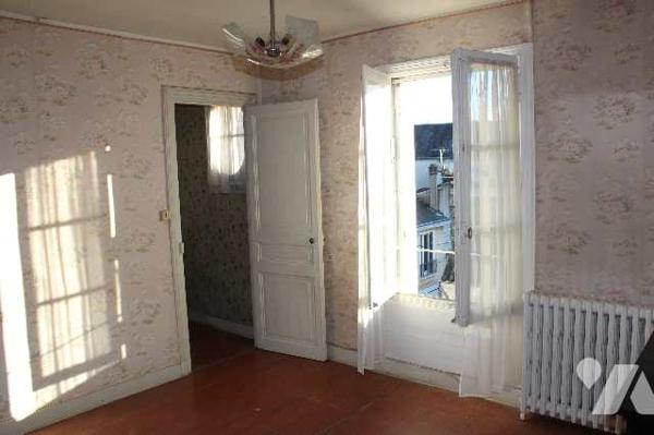 Immeuble centre ville  avec habitation principale et deux appartements.