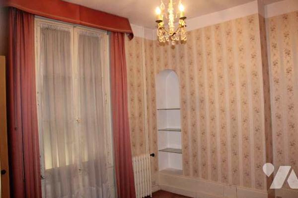 Immeuble centre ville  avec habitation principale et deux appartements.