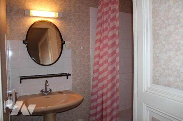 Immeuble centre ville  avec habitation principale et deux appartements.