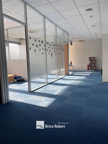 Bureaux à louer à Saint-Priest dans parc tertiaire avec accès transports