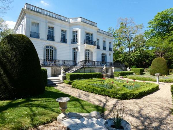 Château au bord de la rivière