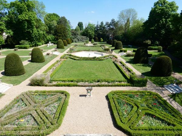 Château au bord de la rivière