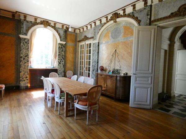 Château au bord de la rivière