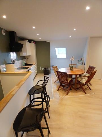 Plongez dans une parenthèse de calme, à environ 5 minutes du centre-ville (beure) , votre appartement type 5 en duplex de fin  2024 comme neuf, très spacieux et bien agencé, avec des prestations de qualité, pour vous apporter un réel confort au quotidien.
Votre appartement se situe idéalement en dernier étage dans un corps d'immeuble comprenant trois appartements.
Imaginez vous......dans cet appartement qui vous propose: une entrée, une très belle pièce de vie de plus de 50m2 comprenant une cuisine intégrée ouverte sur un grand séjour-salon+ un placard, un espace cellier-buanderie, une chambre avec un placard, une salle d'eau avec le charme des poutres apparentes, un cabinet de toilette, et un accès exterieur sur un grand jardin privatif d'environ 80m2 avec une superbe vue panoramique verdoyante sur les collines, une exposition sud, vous pouvez à votre convenance faire un espace repas et salon de jardin+ transats !!!
A l'étage, vous trouvez une chambre,+ mezzanine et un autre cabinet de toilette indépendant, une belle chambre parentale avec une grande salle d'eau + une porte coulissante style verrière, pour un style résolument moderne.
Votre appartement possède un chauffage basse consommation en aérothermie+ clim réversible et un ballon thermodynamique pour une consommation d'eau minimum ! un super DPE classé A/A, une place de parking couverte avec une porte motorisé neuve, honoraires inclus charge vendeur, des charges minimum, syndic bénévole, pas de travaux à prévoir pendant très longtemps, surface indiqué habitable ,130m2  utile .
Une alliance réussie entre l'ancien et ses poutres apparentes et le moderne pour ce bien coup de coeur , aux volumes généreux et aux prestations soignées, votre reve a une adresse et c'est ici!!!
Produit rare au vu de sa grande surface, de ses trois chambres+ deux salle d'eau et un très grand jardin!!!
Renseignements et rendez vous du lundi au samedi de 8h à 20 h
