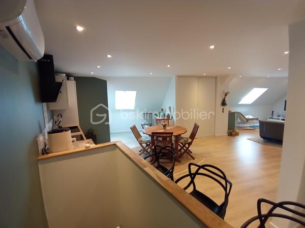 Plongez dans une parenthèse de calme, à environ 5 minutes du centre-ville (beure) , votre appartement type 5 en duplex de fin  2024 comme neuf, très spacieux et bien agencé, avec des prestations de qualité, pour vous apporter un réel confort au quotidien.
Votre appartement se situe idéalement en dernier étage dans un corps d'immeuble comprenant trois appartements.
Imaginez vous......dans cet appartement qui vous propose: une entrée, une très belle pièce de vie de plus de 50m2 comprenant une cuisine intégrée ouverte sur un grand séjour-salon+ un placard, un espace cellier-buanderie, une chambre avec un placard, une salle d'eau avec le charme des poutres apparentes, un cabinet de toilette, et un accès exterieur sur un grand jardin privatif d'environ 80m2 avec une superbe vue panoramique verdoyante sur les collines, une exposition sud, vous pouvez à votre convenance faire un espace repas et salon de jardin+ transats !!!
A l'étage, vous trouvez une chambre,+ mezzanine et un autre cabinet de toilette indépendant, une belle chambre parentale avec une grande salle d'eau + une porte coulissante style verrière, pour un style résolument moderne.
Votre appartement possède un chauffage basse consommation en aérothermie+ clim réversible et un ballon thermodynamique pour une consommation d'eau minimum ! un super DPE classé A/A, une place de parking couverte avec une porte motorisé neuve, honoraires inclus charge vendeur, des charges minimum, syndic bénévole, pas de travaux à prévoir pendant très longtemps, surface indiqué habitable ,130m2  utile .
Une alliance réussie entre l'ancien et ses poutres apparentes et le moderne pour ce bien coup de coeur , aux volumes généreux et aux prestations soignées, votre reve a une adresse et c'est ici!!!
Produit rare au vu de sa grande surface, de ses trois chambres+ deux salle d'eau et un très grand jardin!!!
Renseignements et rendez vous du lundi au samedi de 8h à 20 h