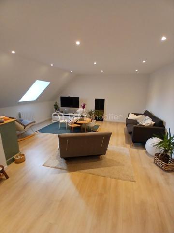Plongez dans une parenthèse de calme, à environ 5 minutes du centre-ville (beure) , votre appartement type 5 en duplex de fin  2024 comme neuf, très spacieux et bien agencé, avec des prestations de qualité, pour vous apporter un réel confort au quotidien.
Votre appartement se situe idéalement en dernier étage dans un corps d'immeuble comprenant trois appartements.
Imaginez vous......dans cet appartement qui vous propose: une entrée, une très belle pièce de vie de plus de 50m2 comprenant une cuisine intégrée ouverte sur un grand séjour-salon+ un placard, un espace cellier-buanderie, une chambre avec un placard, une salle d'eau avec le charme des poutres apparentes, un cabinet de toilette, et un accès exterieur sur un grand jardin privatif d'environ 80m2 avec une superbe vue panoramique verdoyante sur les collines, une exposition sud, vous pouvez à votre convenance faire un espace repas et salon de jardin+ transats !!!
A l'étage, vous trouvez une chambre,+ mezzanine et un autre cabinet de toilette indépendant, une belle chambre parentale avec une grande salle d'eau + une porte coulissante style verrière, pour un style résolument moderne.
Votre appartement possède un chauffage basse consommation en aérothermie+ clim réversible et un ballon thermodynamique pour une consommation d'eau minimum ! un super DPE classé A/A, une place de parking couverte avec une porte motorisé neuve, honoraires inclus charge vendeur, des charges minimum, syndic bénévole, pas de travaux à prévoir pendant très longtemps, surface indiqué habitable ,130m2  utile .
Une alliance réussie entre l'ancien et ses poutres apparentes et le moderne pour ce bien coup de coeur , aux volumes généreux et aux prestations soignées, votre reve a une adresse et c'est ici!!!
Produit rare au vu de sa grande surface, de ses trois chambres+ deux salle d'eau et un très grand jardin!!!
Renseignements et rendez vous du lundi au samedi de 8h à 20 h