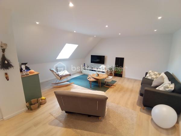 Plongez dans une parenthèse de calme, à environ 5 minutes du centre-ville (beure) , votre appartement type 5 en duplex de fin  2024 comme neuf, très spacieux et bien agencé, avec des prestations de qualité, pour vous apporter un réel confort au quotidien.
Votre appartement se situe idéalement en dernier étage dans un corps d'immeuble comprenant trois appartements.
Imaginez vous......dans cet appartement qui vous propose: une entrée, une très belle pièce de vie de plus de 50m2 comprenant une cuisine intégrée ouverte sur un grand séjour-salon+ un placard, un espace cellier-buanderie, une chambre avec un placard, une salle d'eau avec le charme des poutres apparentes, un cabinet de toilette, et un accès exterieur sur un grand jardin privatif d'environ 80m2 avec une superbe vue panoramique verdoyante sur les collines, une exposition sud, vous pouvez à votre convenance faire un espace repas et salon de jardin+ transats !!!
A l'étage, vous trouvez une chambre,+ mezzanine et un autre cabinet de toilette indépendant, une belle chambre parentale avec une grande salle d'eau + une porte coulissante style verrière, pour un style résolument moderne.
Votre appartement possède un chauffage basse consommation en aérothermie+ clim réversible et un ballon thermodynamique pour une consommation d'eau minimum ! un super DPE classé A/A, une place de parking couverte avec une porte motorisé neuve, honoraires inclus charge vendeur, des charges minimum, syndic bénévole, pas de travaux à prévoir pendant très longtemps, surface indiqué habitable ,130m2  utile .
Une alliance réussie entre l'ancien et ses poutres apparentes et le moderne pour ce bien coup de coeur , aux volumes généreux et aux prestations soignées, votre reve a une adresse et c'est ici!!!
Produit rare au vu de sa grande surface, de ses trois chambres+ deux salle d'eau et un très grand jardin!!!
Renseignements et rendez vous du lundi au samedi de 8h à 20 h