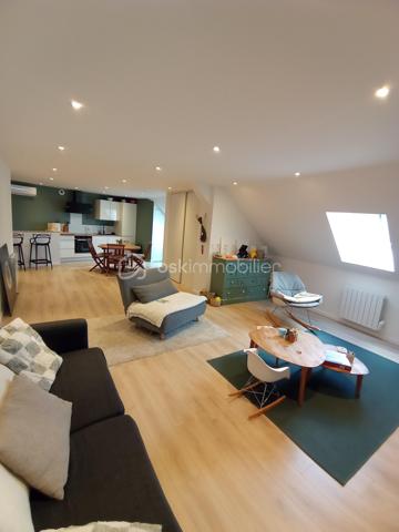 Plongez dans une parenthèse de calme, à environ 5 minutes du centre-ville (beure) , votre appartement type 5 en duplex de fin  2024 comme neuf, très spacieux et bien agencé, avec des prestations de qualité, pour vous apporter un réel confort au quotidien.
Votre appartement se situe idéalement en dernier étage dans un corps d'immeuble comprenant trois appartements.
Imaginez vous......dans cet appartement qui vous propose: une entrée, une très belle pièce de vie de plus de 50m2 comprenant une cuisine intégrée ouverte sur un grand séjour-salon+ un placard, un espace cellier-buanderie, une chambre avec un placard, une salle d'eau avec le charme des poutres apparentes, un cabinet de toilette, et un accès exterieur sur un grand jardin privatif d'environ 80m2 avec une superbe vue panoramique verdoyante sur les collines, une exposition sud, vous pouvez à votre convenance faire un espace repas et salon de jardin+ transats !!!
A l'étage, vous trouvez une chambre,+ mezzanine et un autre cabinet de toilette indépendant, une belle chambre parentale avec une grande salle d'eau + une porte coulissante style verrière, pour un style résolument moderne.
Votre appartement possède un chauffage basse consommation en aérothermie+ clim réversible et un ballon thermodynamique pour une consommation d'eau minimum ! un super DPE classé A/A, une place de parking couverte avec une porte motorisé neuve, honoraires inclus charge vendeur, des charges minimum, syndic bénévole, pas de travaux à prévoir pendant très longtemps, surface indiqué habitable ,130m2  utile .
Une alliance réussie entre l'ancien et ses poutres apparentes et le moderne pour ce bien coup de coeur , aux volumes généreux et aux prestations soignées, votre reve a une adresse et c'est ici!!!
Produit rare au vu de sa grande surface, de ses trois chambres+ deux salle d'eau et un très grand jardin!!!
Renseignements et rendez vous du lundi au samedi de 8h à 20 h