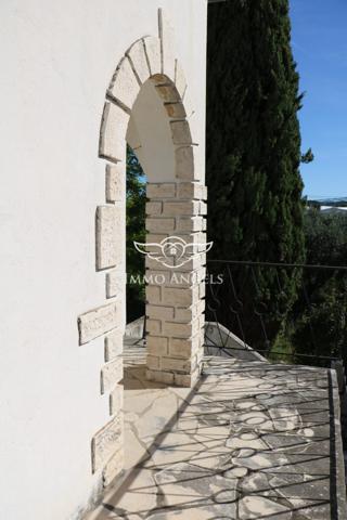 Maison 6 pièces avec grand garage et potentiel d’aménagement