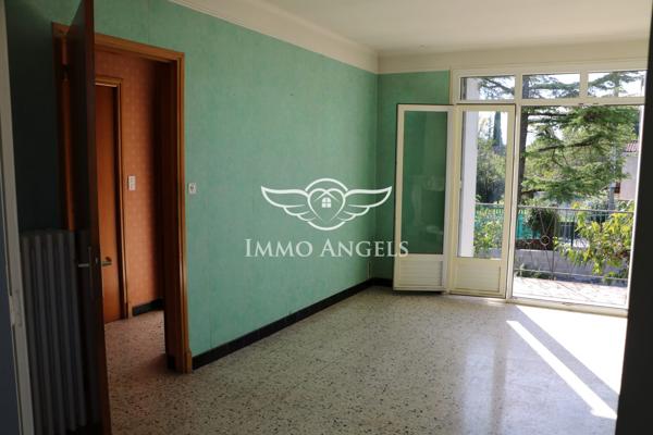 Maison 6 pièces avec grand garage et potentiel d’aménagement