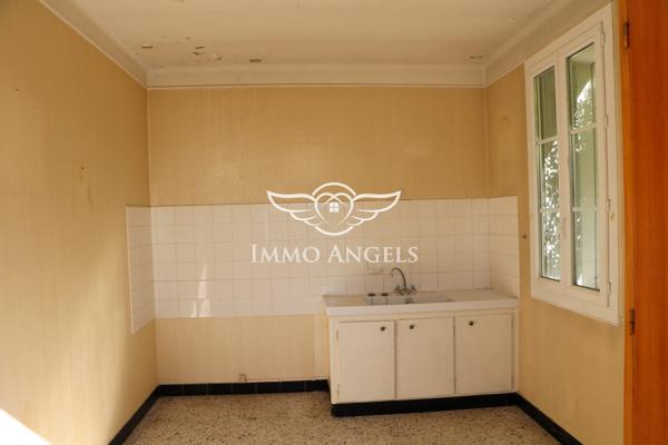 Maison 6 pièces avec grand garage et potentiel d’aménagement