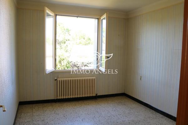 Maison 6 pièces avec grand garage et potentiel d’aménagement