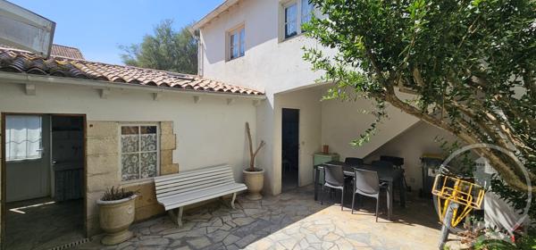 Maison de charme au cœur du village.