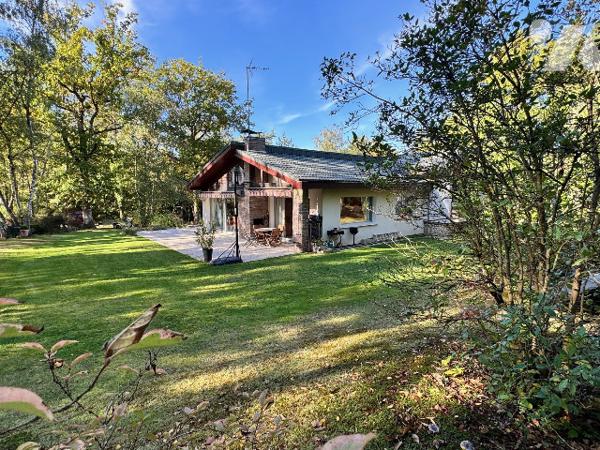Maison contemporaine dans un cadre verdoyant