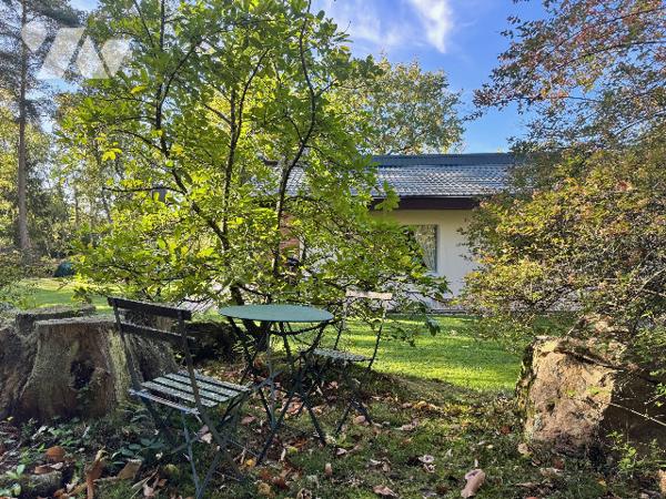Maison contemporaine dans un cadre verdoyant