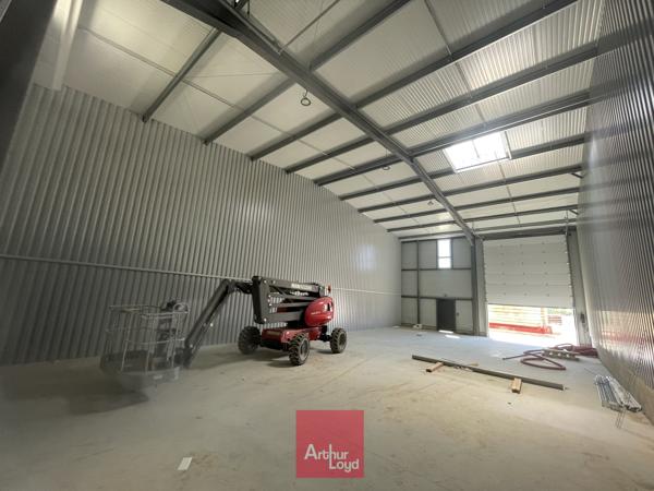Local mixte activité/bureaux à louer - 879 m² - Parc d'activités Béziers - Site sécurisé avec visibilité et accessibilité PL