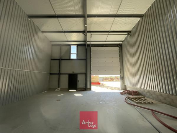 Local mixte activité/bureaux à louer - 879 m² - Parc d'activités Béziers - Site sécurisé avec visibilité et accessibilité PL