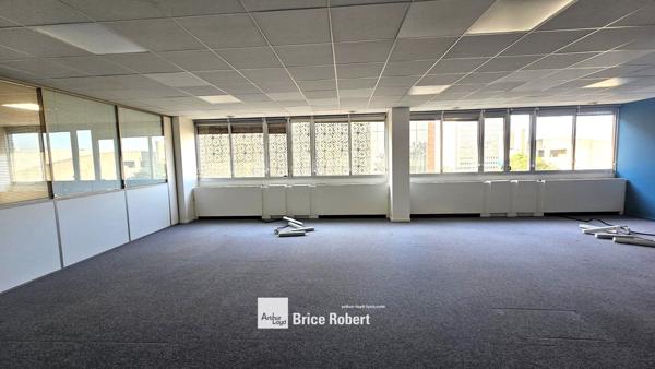 Bureaux à louer à Lyon 3ème lumineux dans immeuble emblématique Part-Dieu