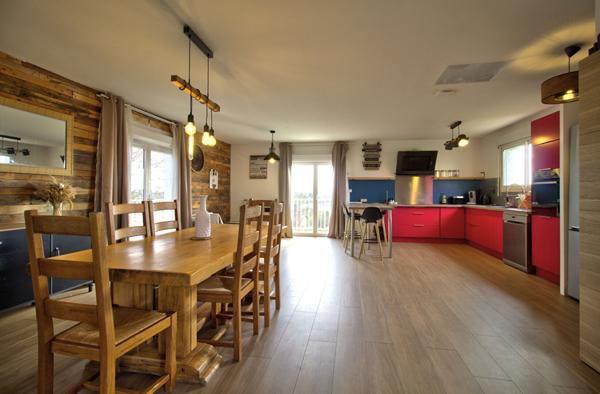 BON ENCONTRE - Sur les hauteurs, maison de 120m² habitables avec 3 chambres dont 2 suites parentales, balcon et jardin.