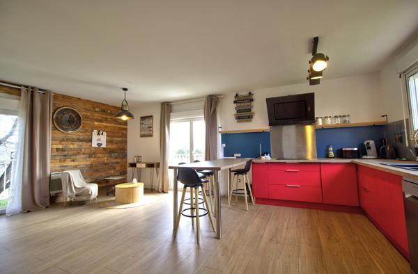 BON ENCONTRE - Sur les hauteurs, maison de 120m² habitables avec 3 chambres dont 2 suites parentales, balcon et jardin.