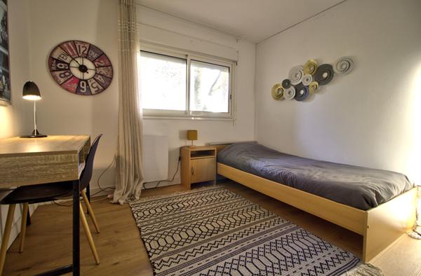 BON ENCONTRE - Sur les hauteurs, maison de 120m² habitables avec 3 chambres dont 2 suites parentales, balcon et jardin.