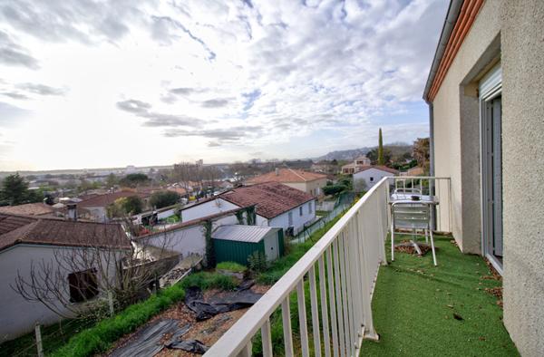 BON ENCONTRE - Sur les hauteurs, maison de 120m² habitables avec 3 chambres dont 2 suites parentales, balcon et jardin.