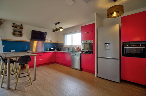 BON ENCONTRE - Sur les hauteurs, maison de 120m² habitables avec 3 chambres dont 2 suites parentales, balcon et jardin.