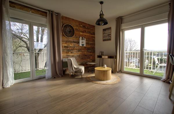 BON ENCONTRE - Sur les hauteurs, maison de 120m² habitables avec 3 chambres dont 2 suites parentales, balcon et jardin.