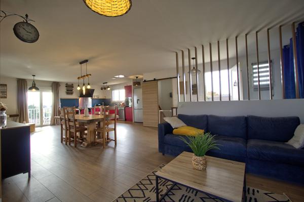 BON ENCONTRE - Sur les hauteurs, maison de 120m² habitables avec 3 chambres dont 2 suites parentales, balcon et jardin.