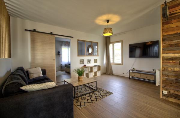BON ENCONTRE - Sur les hauteurs, maison de 120m² habitables avec 3 chambres dont 2 suites parentales, balcon et jardin.