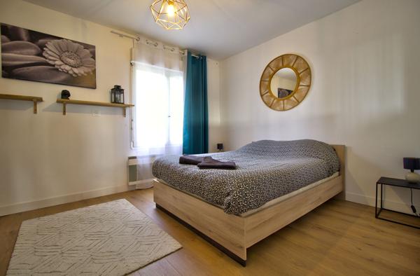 BON ENCONTRE - Sur les hauteurs, maison de 120m² habitables avec 3 chambres dont 2 suites parentales, balcon et jardin.