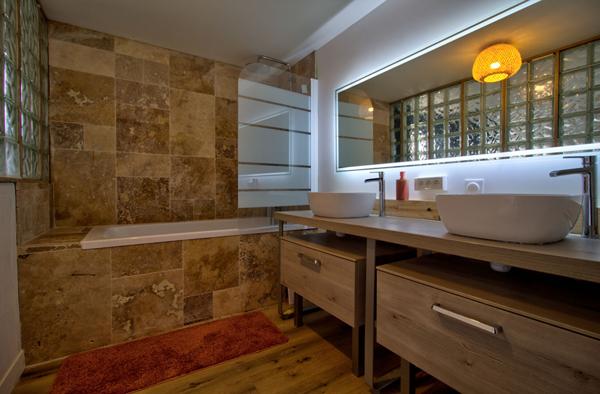 BON ENCONTRE - Sur les hauteurs, maison de 120m² habitables avec 3 chambres dont 2 suites parentales, balcon et jardin.