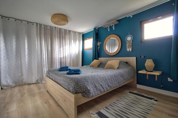 BON ENCONTRE - Sur les hauteurs, maison de 120m² habitables avec 3 chambres dont 2 suites parentales, balcon et jardin.
