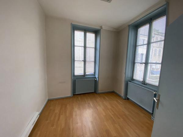 Bureaux à louer 220 m² Centre-ville de La Rochelle, accessibilité et visibilité optimales