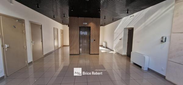 Bureaux à louer à Lyon 3ème proche métro avec parkings et climatisation