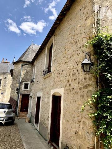 PARCE SUR SARTHE : MAISON DE CARACTERE avec cour et garage 