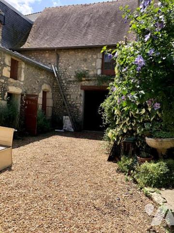 PARCE SUR SARTHE : MAISON DE CARACTERE avec cour et garage 