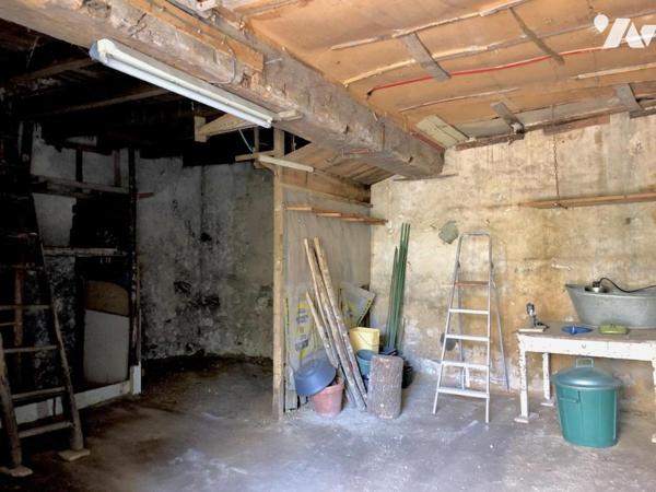 PARCE SUR SARTHE : MAISON DE CARACTERE avec cour et garage 