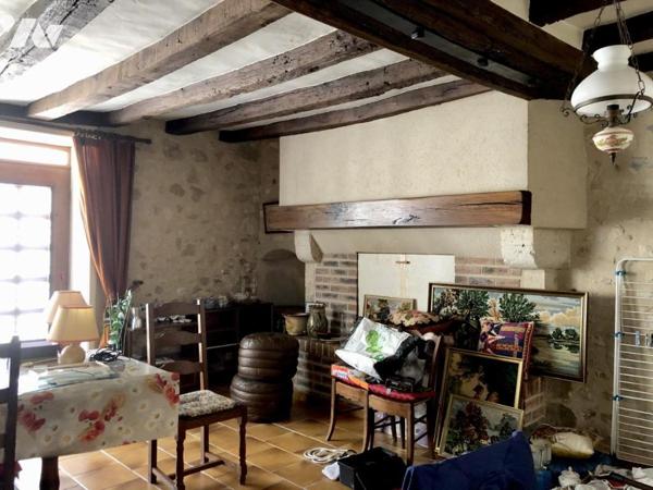 PARCE SUR SARTHE : MAISON DE CARACTERE avec cour et garage 