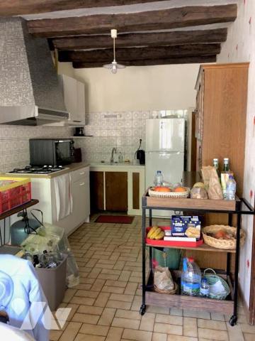 PARCE SUR SARTHE : MAISON DE CARACTERE avec cour et garage 