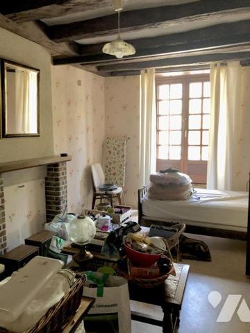 PARCE SUR SARTHE : MAISON DE CARACTERE avec cour et garage 