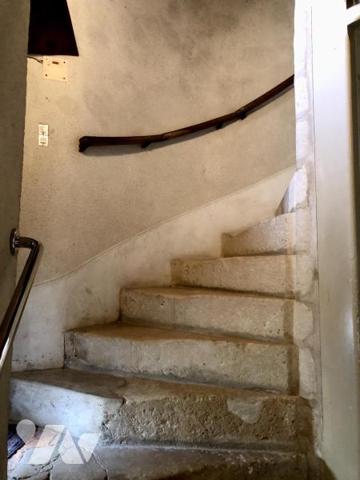 PARCE SUR SARTHE : MAISON DE CARACTERE avec cour et garage 