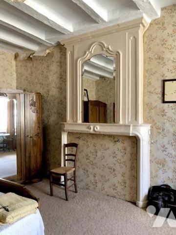 PARCE SUR SARTHE : MAISON DE CARACTERE avec cour et garage 