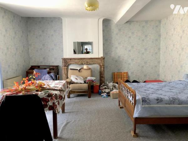 PARCE SUR SARTHE : MAISON DE CARACTERE avec cour et garage 