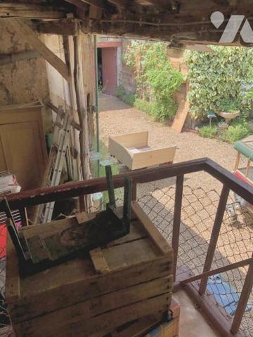 PARCE SUR SARTHE : MAISON DE CARACTERE avec cour et garage 