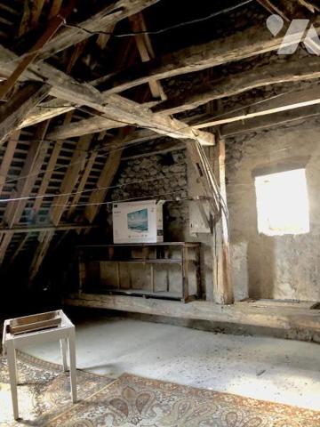 PARCE SUR SARTHE : MAISON DE CARACTERE avec cour et garage 