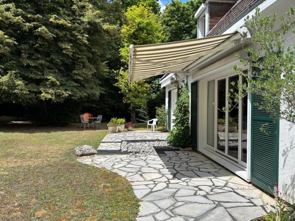 Maison familiale dans un cadre privilégié avec jardin, tennis et piscine