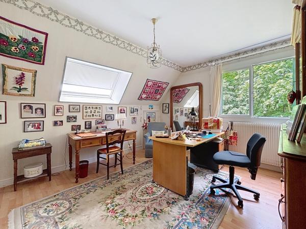 Maison familiale dans un cadre privilégié avec jardin, tennis et piscine