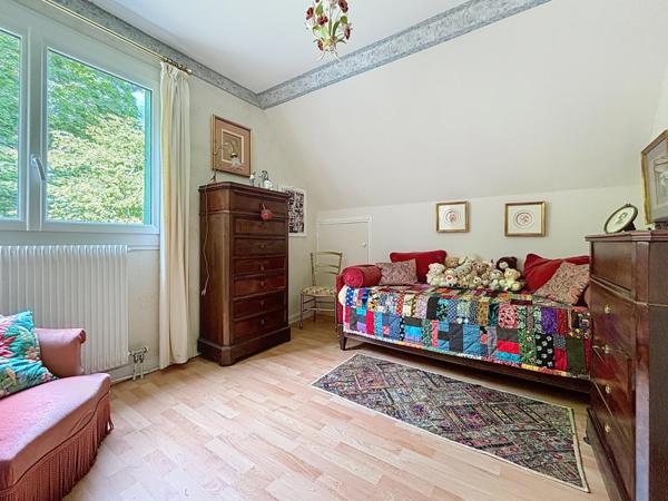 Maison familiale dans un cadre privilégié avec jardin, tennis et piscine