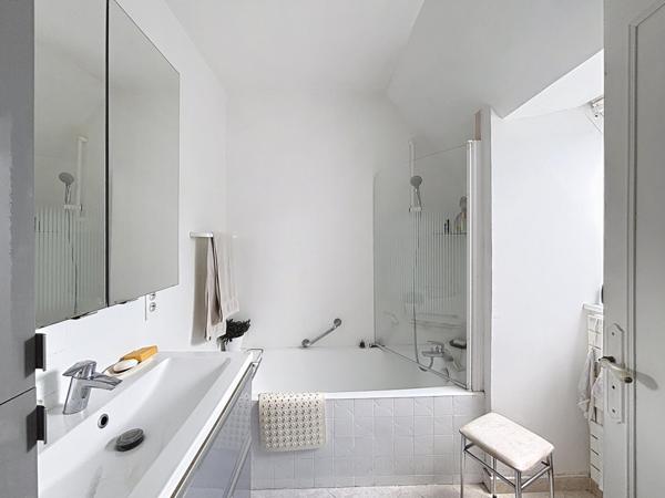 Maison familiale dans un cadre privilégié avec jardin, tennis et piscine